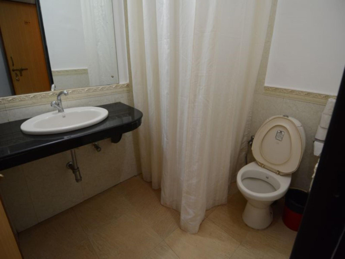 Bathroom, Silver Sand Holiday Village, North Goa