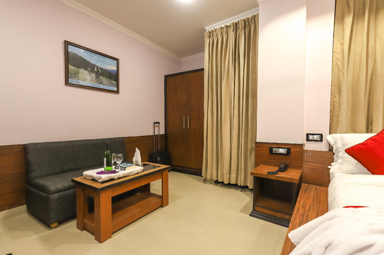 Bedroom 3, Hotel Holiday Hill, Kangra
