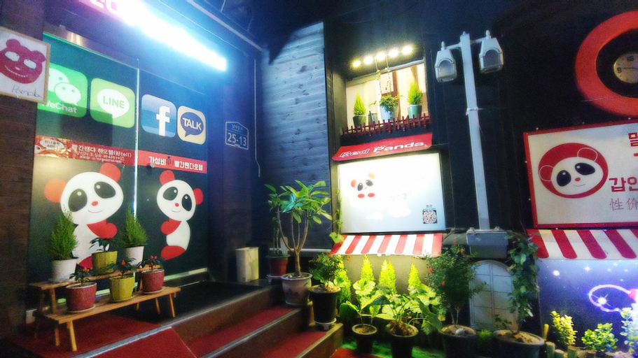 Red Panda Hotel, Jung