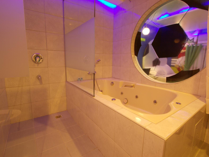 Bathroom, Icon Hotel Macapagal, Parañaque