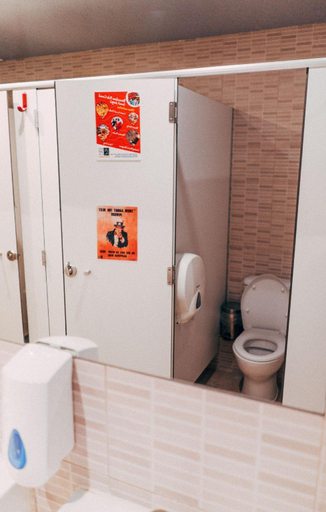 Bathroom 4, Black Swan Hostel, Barcelona