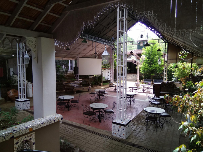 Food & Drinks 3, INDeco Lake Forest, Salem