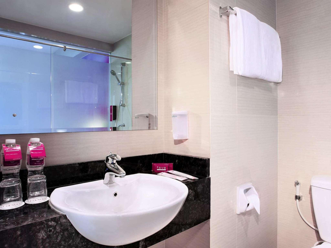 Bathroom 5, favehotel Zainul Arifin (Gajah Mada), Jakarta Pusat