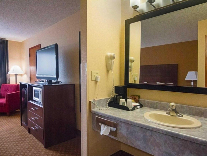 Bathroom 4, Super 8 By Wyndham Sturtevant/Racine, Racine