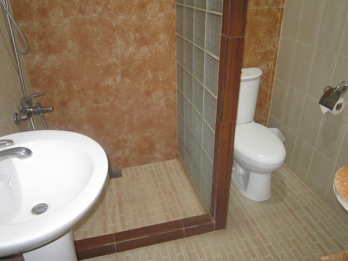 Bathroom 4, Plaza Maria Luisa Suites Inn, Dumaguete City