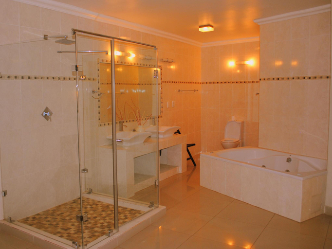 Bathroom 5, Palm Valley Inn, Bojanala