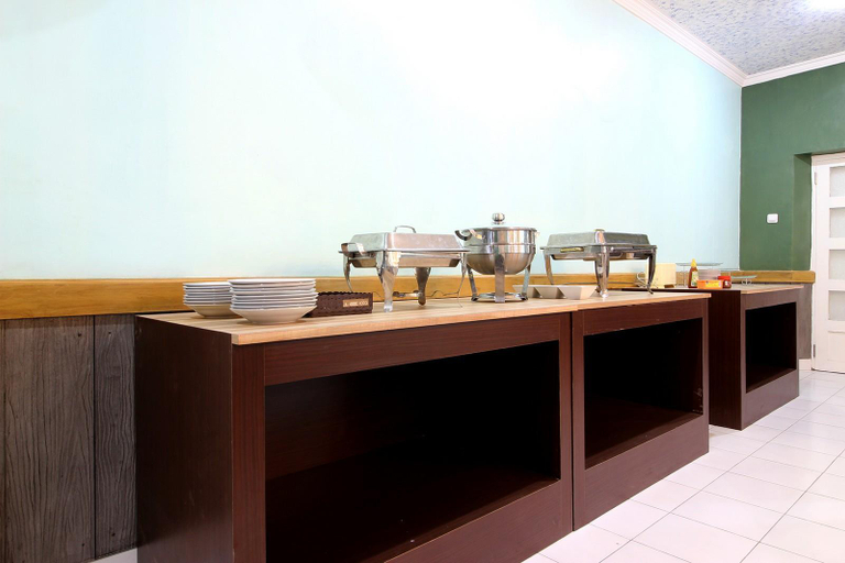 Food & Drinks, RedDoorz Plus Syariah near Lempuyangan Station 3, Yogyakarta