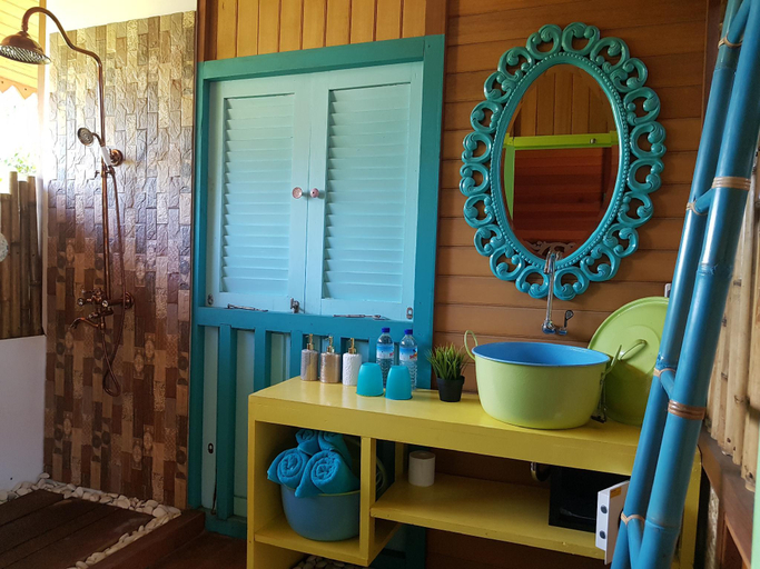 Bathroom 4, Bleu Verde i am colors, Lombok