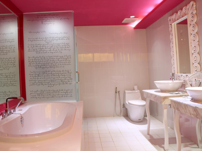 Bathroom, Berry Glee Thematic Hotel, Badung