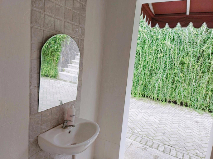Bathroom 5, Amaranta Guest House, Malang