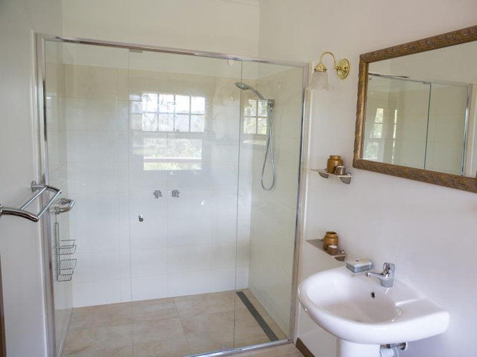 Bathroom 2, Buttercup Hill, Yarra Ranges - Central