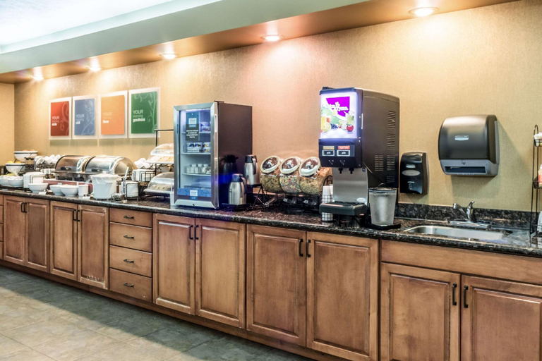 Food & Drinks 5, Comfort Inn & Suites Mitchell I-90, Davison