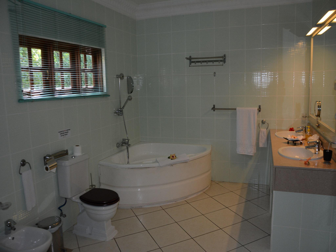 Bathroom 2, Villa De Cerf Seychelles