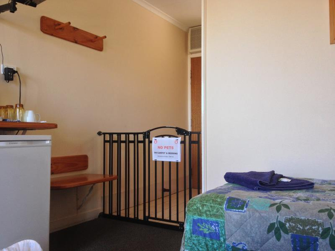 Others 4, Ocean View Motel, Bowen