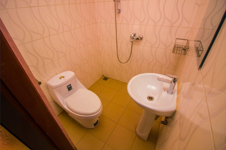 Bathroom, Xcela Hotel, Butembe