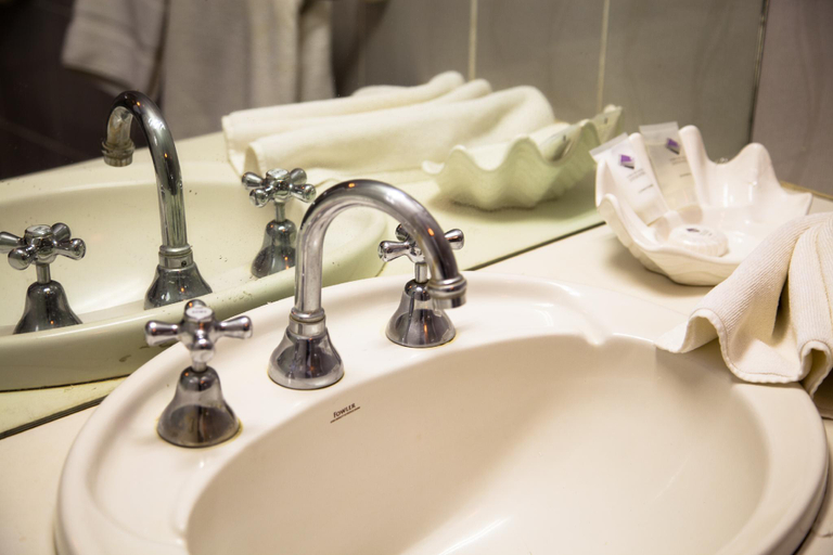 Bathroom 2, Bird of Paradise Hotel, Goroka
