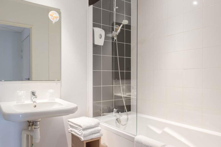 Bathroom 4, ibis budget La Rochelle Centre les Minimes, Charente-Maritime