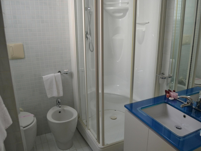 Bathroom 3, Hotel Piccadilly, Lecce