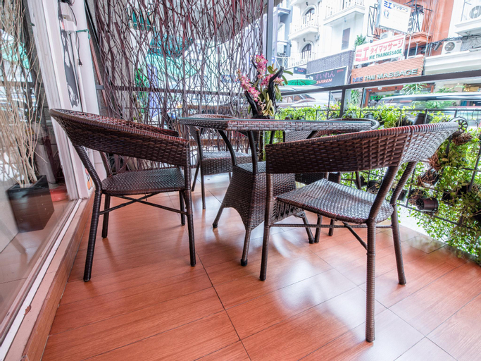 Exterior & Views 25