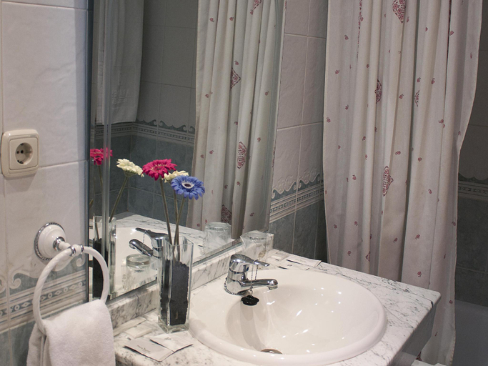 Bathroom 4, Hotel Asador Albenzaire, Granada