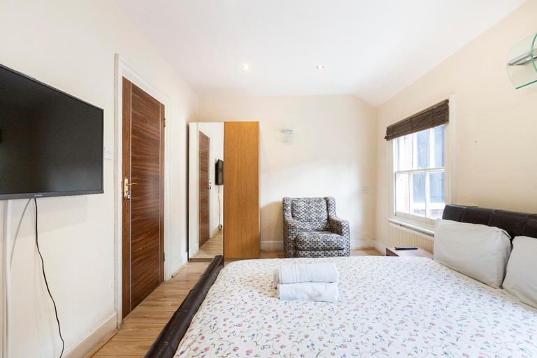 Bedroom 2, Hyde Park Rooms and Apartments, London
