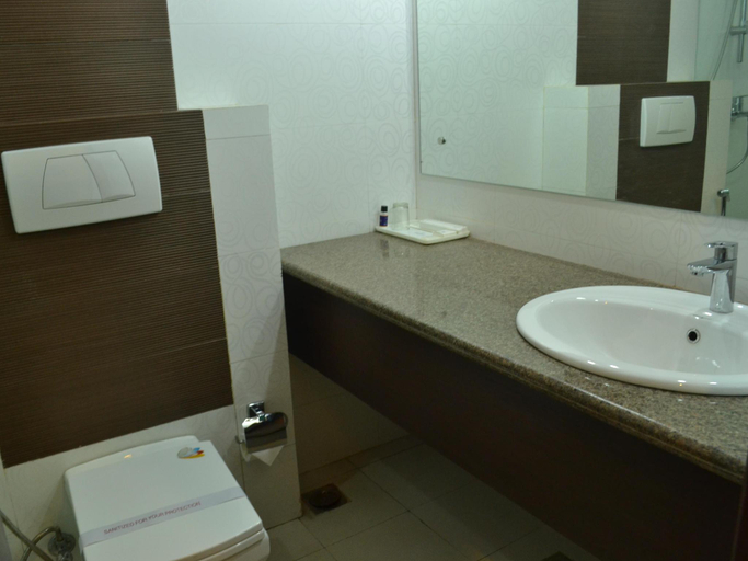 Bathroom 2, Hotel Haris MG Road, Gurgaon