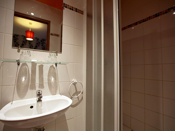 Bathroom 5, Caulaincourt Montmartre by Hiphophostels , Paris