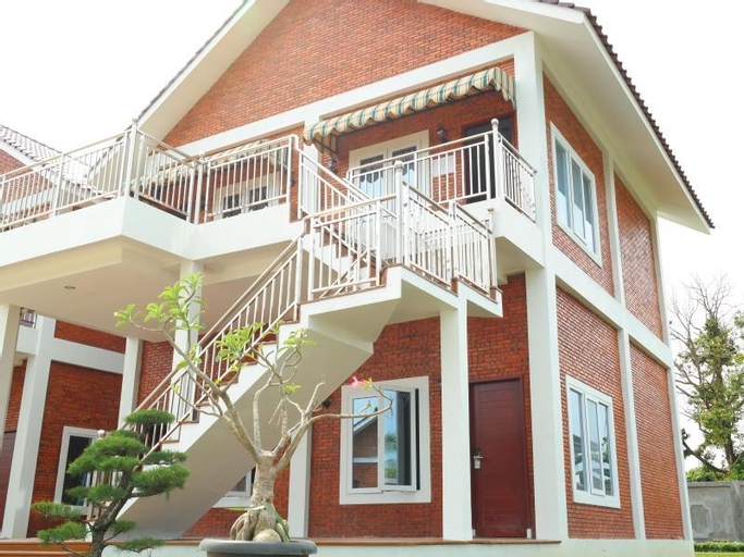 Exterior & Views 18