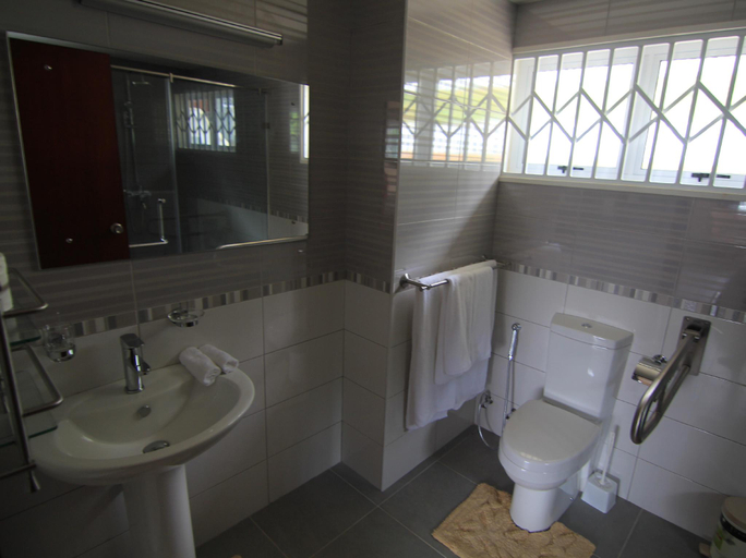 Bathroom 3, Surfers Beach Self Catering Chalets
