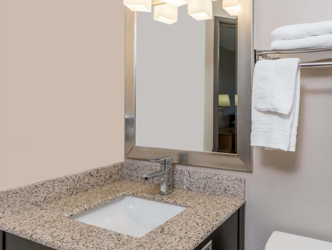 Bathroom 5, Super 8 by Wyndham Sioux City South, Woodbury