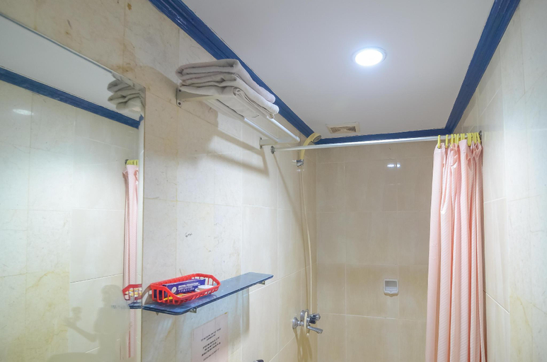Bathroom 4, Reddoorz Near Tugu Naga Singkawang, Singkawang