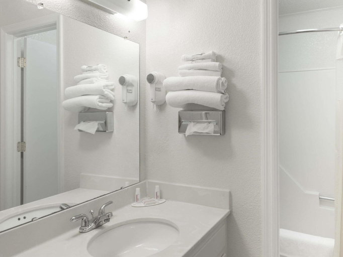 Bathroom 4, Days Inn by Wyndham Havelock, Craven