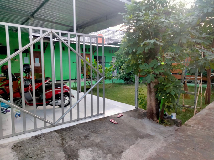 Exterior & Views 3, Rumah Kost Be'anda, Tuban