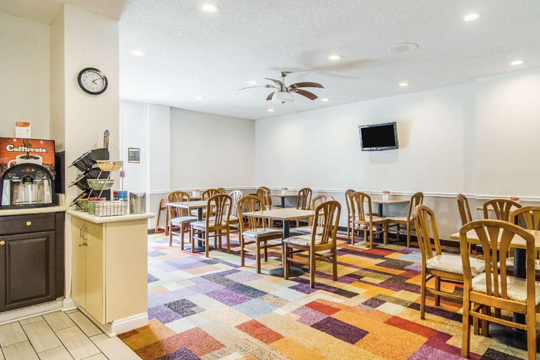 Food & Drinks 5, Econo Lodge Darien, McIntosh