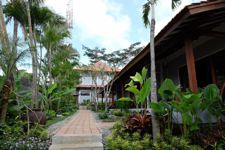 Kemboja Bed and Breakfast Cafe, Malang