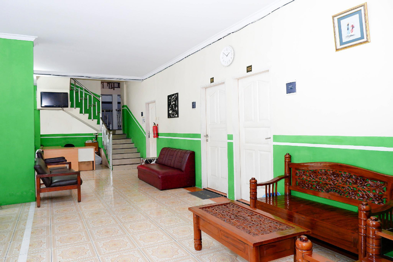 Public Area 2, OYO 338 Guest House Omah Manahan Syariah, Solo