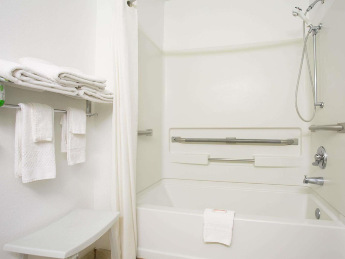 Bathroom 4, Super 8 by Wyndham Franklin, Franklin