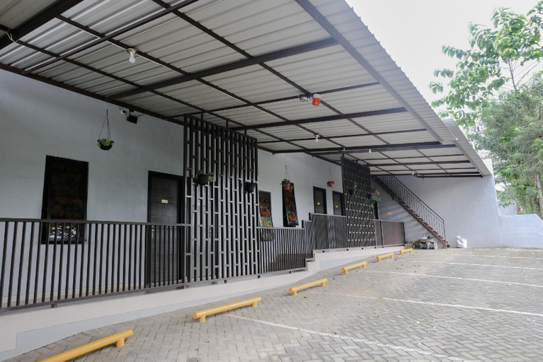 Others 4, Double  D9 Guesthouse, Malang