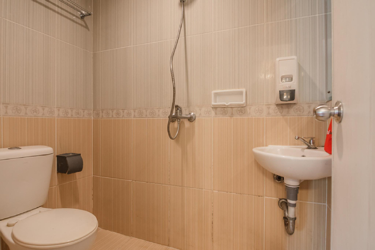 Bathroom, RedDoorz Plus near Mangga Besar Station 2, West Jakarta