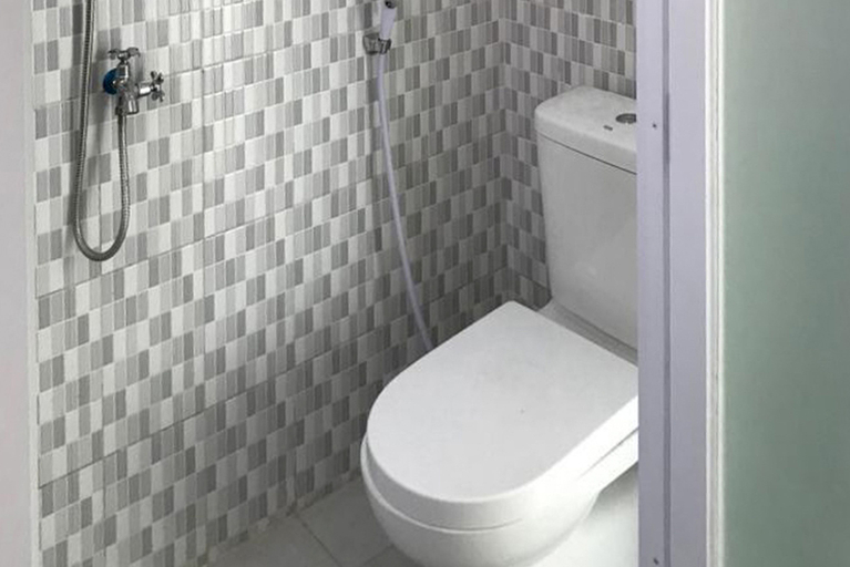 Bathroom 4, KoolKost Female @ Mayjend Sungkono (Minimum Stay 30 Nights), Surabaya
