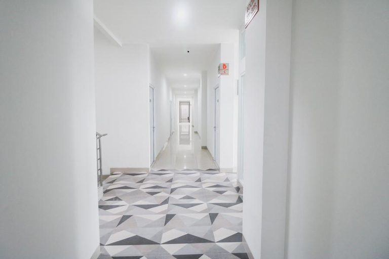 Public Area 3, RedDoorz Plus near Living Plaza Jababeka, Cikarang