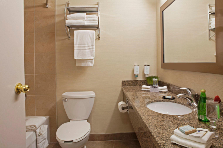 Bedroom 4, Travelodge by Wyndham Oshawa Whitby, Durham