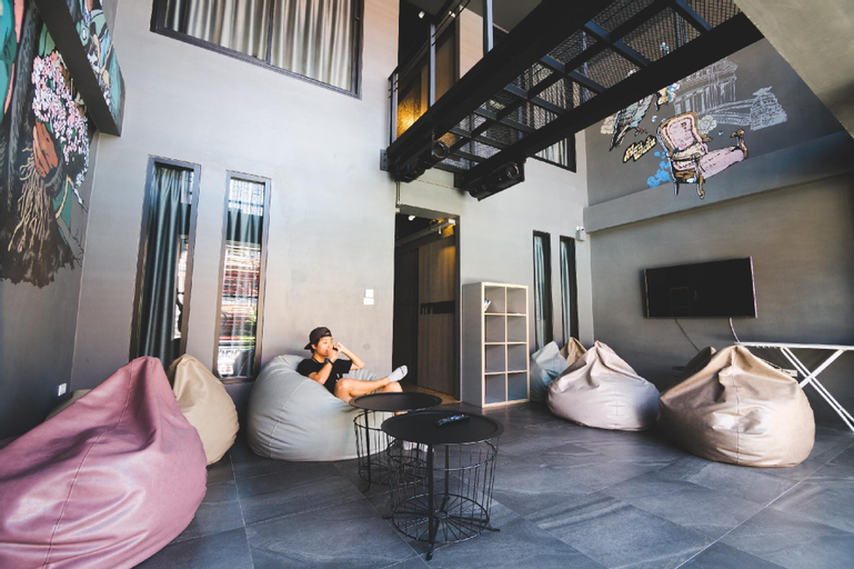 Public Area 2, ISSARA by d HOSTEL, Phra Nakhon