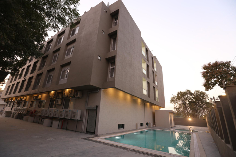 Exterior & Views