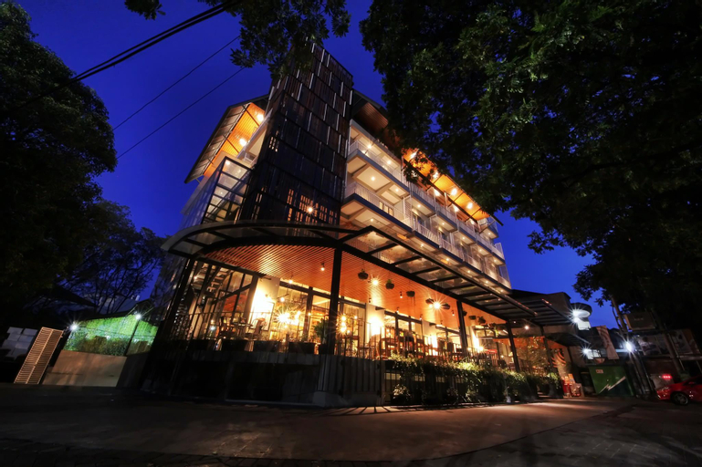 Exterior & Views 27