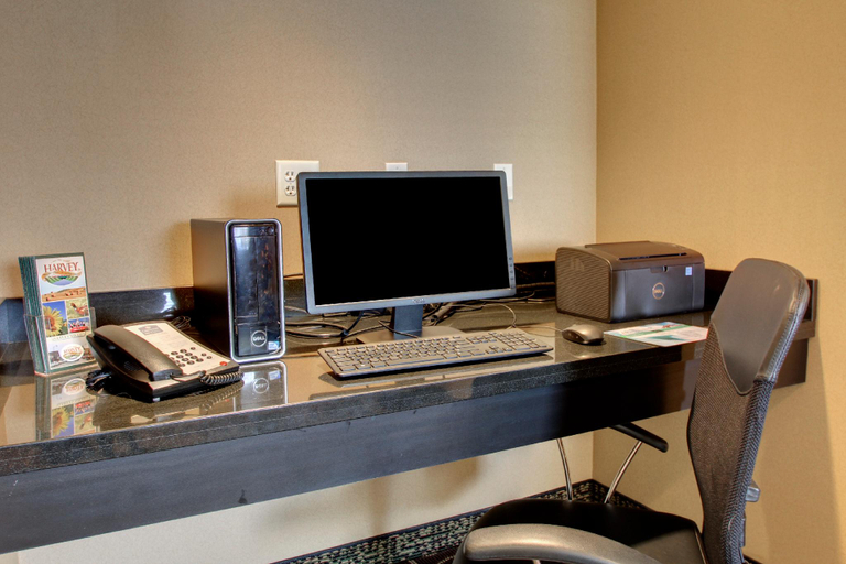 Public Area 2, Cobblestone Inn & Suites - Harvey, Wells