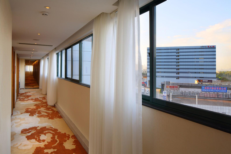 Exterior & Views 17
