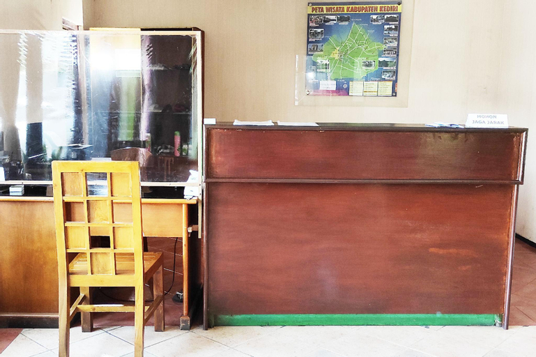 Public Area 3, Hotel Salma Syariah Mitra RedDoorz near Terminal Baru Kediri, Kediri