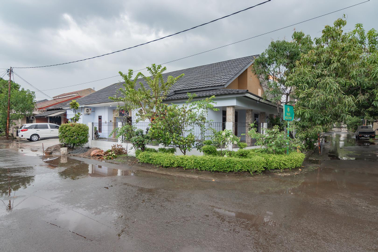 Exterior & Views, The Lima Guest House Syariah RedPartner, Cirebon