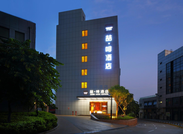 Exterior & Views 23